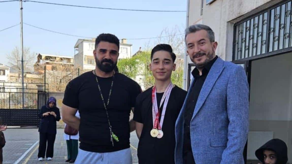 Okulumuz öğrencisi Ömer GÜLLE Kickbox alanında Bursa´da şampiyon olmuştur.